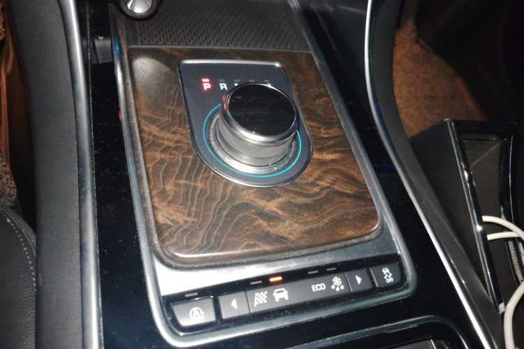 Used Jaguar XFL 2018 XFL 2.0T 250 PS Premium Edition Gear Lever