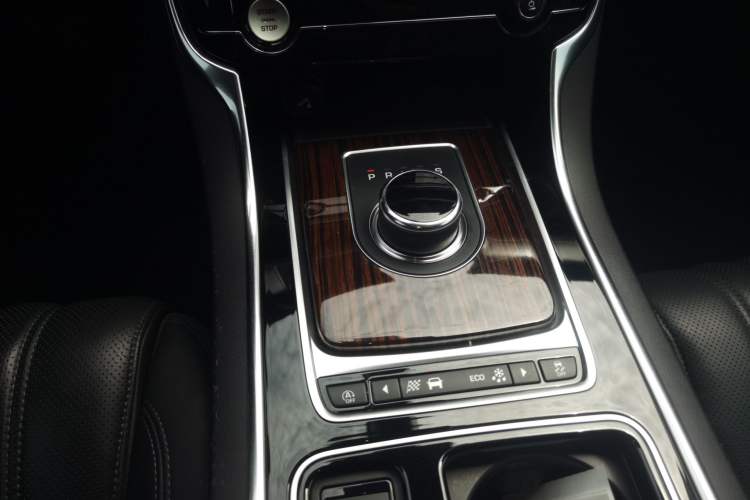 Used Jaguar XFL 2018 XFL 3.0 SC 340 PS Luxury Edition Gear Lever