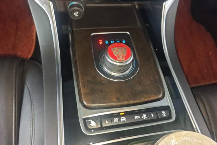 Used Jaguar XFL 2018 XFL 2.0T 250 PS Premium Edition Gear Lever