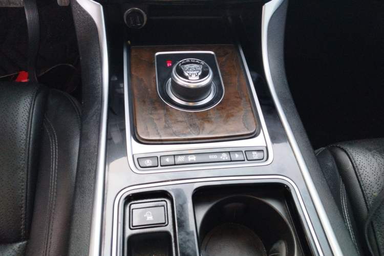Used Jaguar XFL 2018 XFL 2.0T 250 PS Luxury Edition Gear Lever