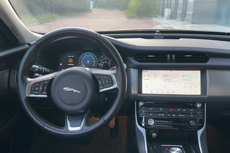 Used Jaguar XFL 2018 XFL 2.0T 250 PS Premium Edition Interior 3
