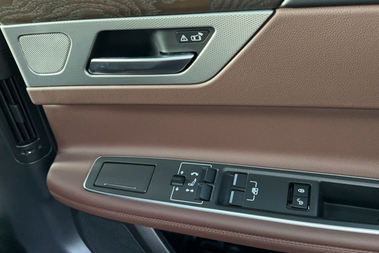 Used Jaguar XFL 2018 XFL 2.0T 250 PS Premium Edition Interior 6