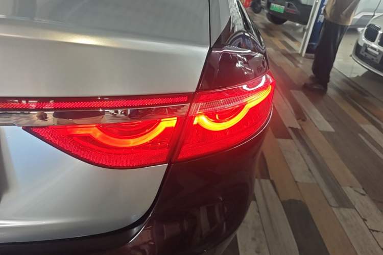 Used Jaguar XFL 2018 XFL 2.0T 250 PS Premium Edition Right Rear Taillight