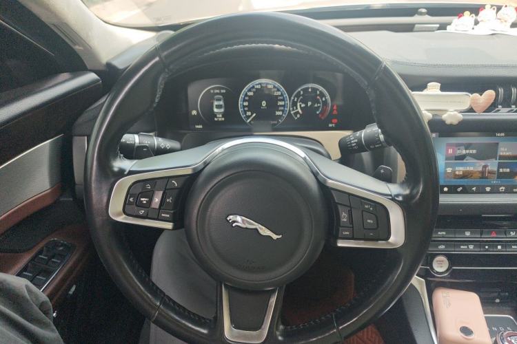 Used Jaguar XFL 2018 XFL 2.0T 250 PS Premium Edition Steering Wheel