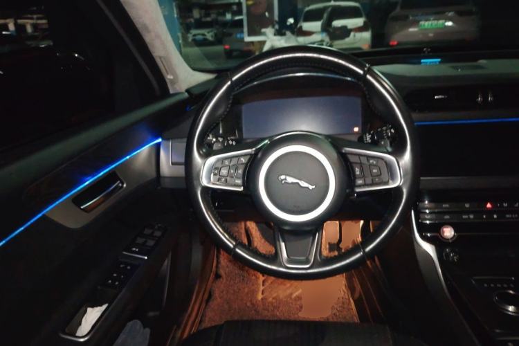 Used Jaguar XFL 2018 XFL 2.0T 250 PS Premium Edition Steering Wheel