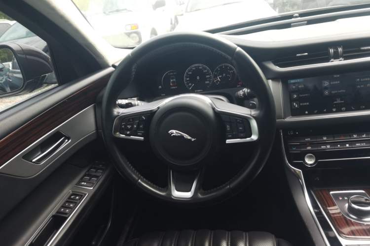 Used Jaguar XFL 2018 XFL 3.0 SC 340 PS Luxury Edition Steering Wheel