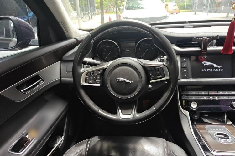 Used Jaguar XFL 2018 XFL 2.0T 200PS Elite Edition Steering Wheel