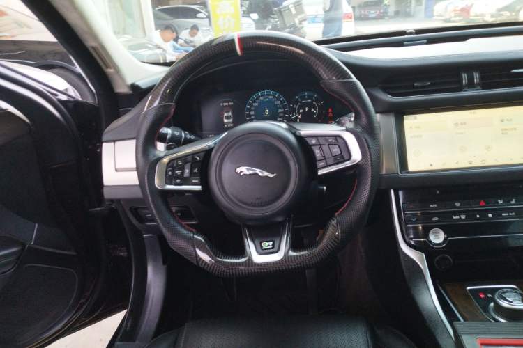 Used Jaguar XFL 2018 XFL 2.0T 250 PS Luxury Edition Steering Wheel