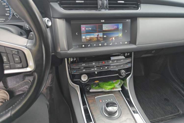 Used Jaguar XFL 2018 XFL 2.0T 250 PS Luxury Edition Audio And AC Panel