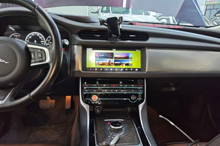 Used Jaguar XFL 2018 XFL 2.0T 250 PS Luxury Edition Audio And AC Panel