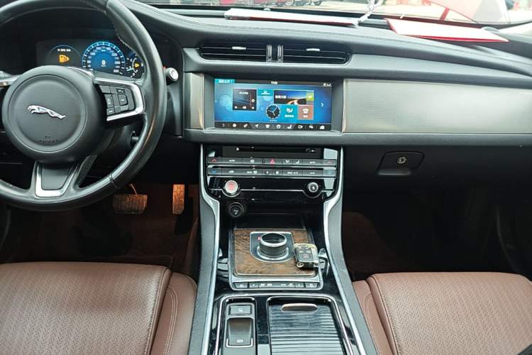 Used Jaguar XFL 2018 XFL 2.0T 250 PS Luxury Edition Audio And AC Panel