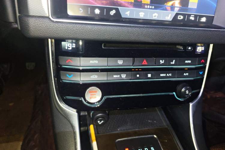 Used Jaguar XFL 2018 XFL 2.0T 250 PS Luxury Edition Audio And AC Panel