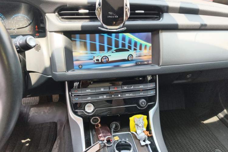 Used Jaguar XFL 2018 XFL 2.0T 250 PS Premium Edition Audio And AC Panel
