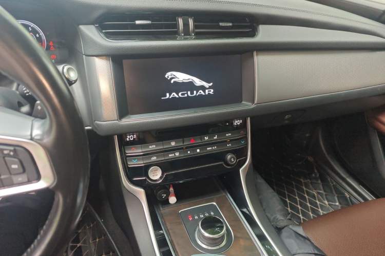 Used Jaguar XFL 2018 XFL 2.0T 250 PS Luxury Edition Audio And AC Panel