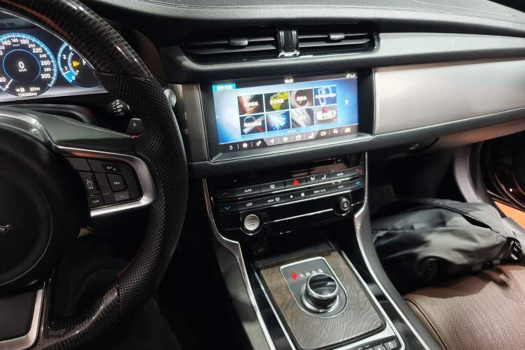 Used Jaguar XFL 2018 XFL 2.0T 250 PS Premium Edition Audio And AC Panel