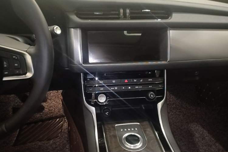 Used Jaguar XFL 2018 XFL 2.0T 250 PS Luxury Edition Audio And AC Panel