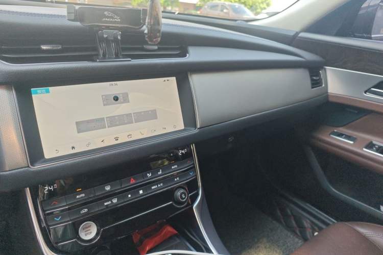 Used Jaguar XFL 2018 XFL 2.0T 250 PS Luxury Edition Audio And AC Panel