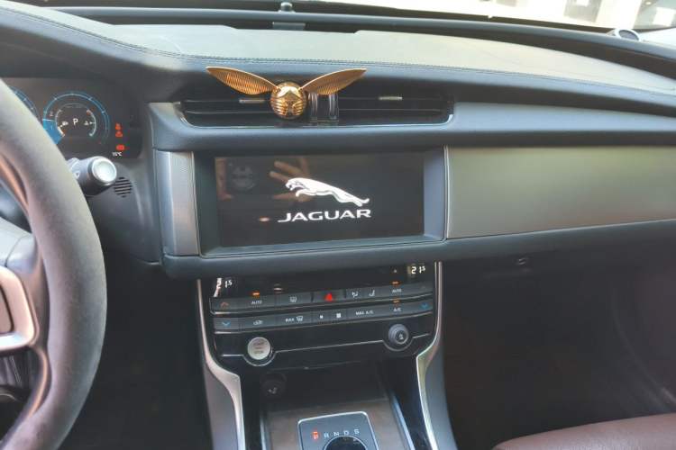 Used Jaguar XFL 2018 XFL 2.0T 250 PS Luxury Edition Audio And AC Panel