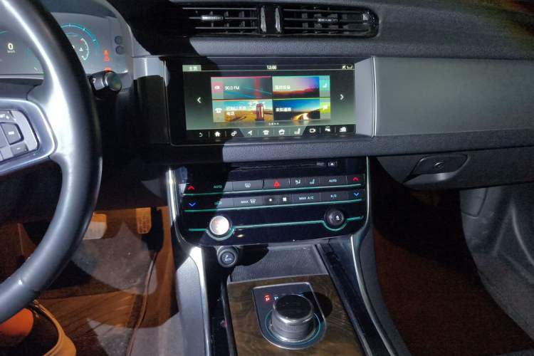 Used Jaguar XFL 2018 XFL 2.0T 250 PS Luxury Edition Audio And AC Panel