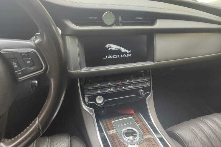 Used Jaguar XFL 2018 XFL 3.0 SC 340 PS Luxury Edition Audio And AC Panel