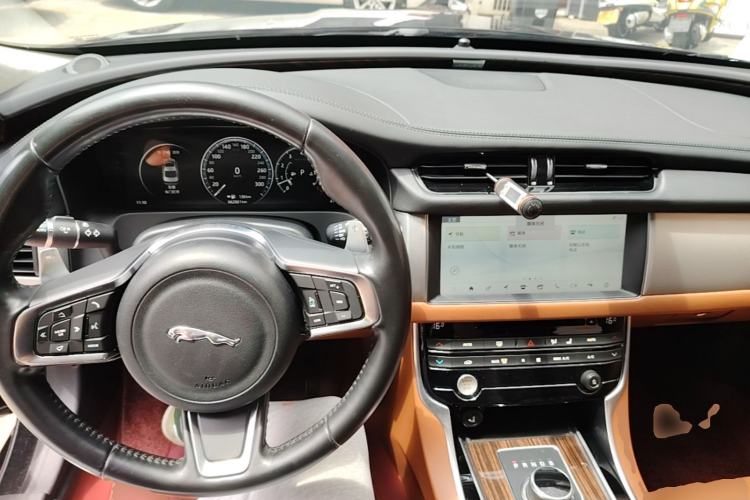 Used Jaguar XFL 2018 XFL 3.0 SC 340 PS Luxury Edition Center Console
