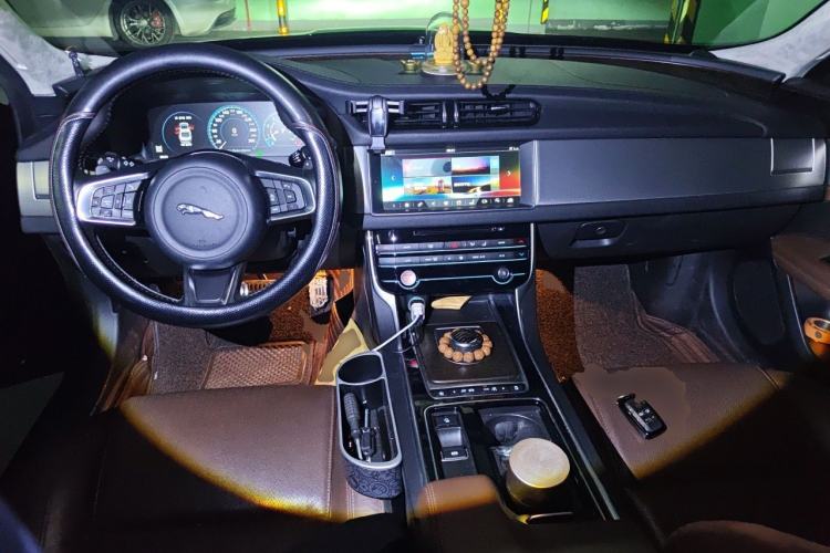 Used Jaguar XFL 2018 XFL 2.0T 250 PS Luxury Edition Center Console