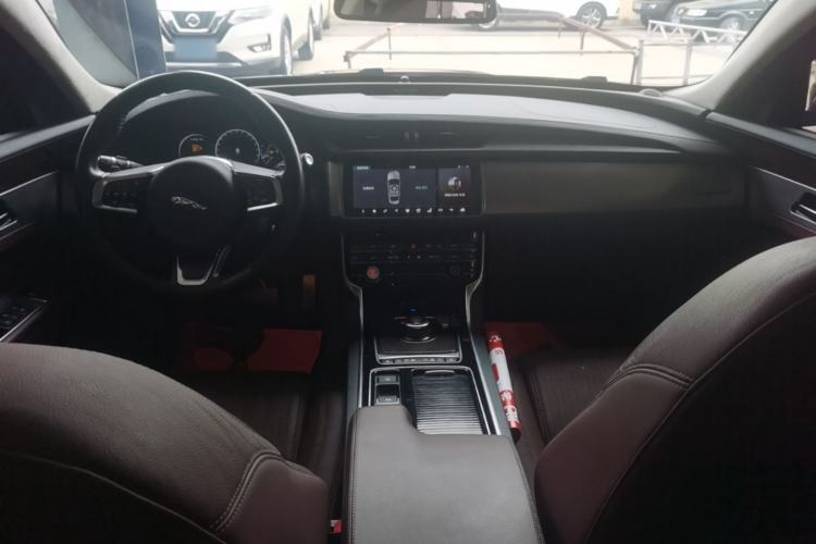 Used Jaguar XFL 2018 XFL 2.0T 250 PS Luxury Edition Center Console