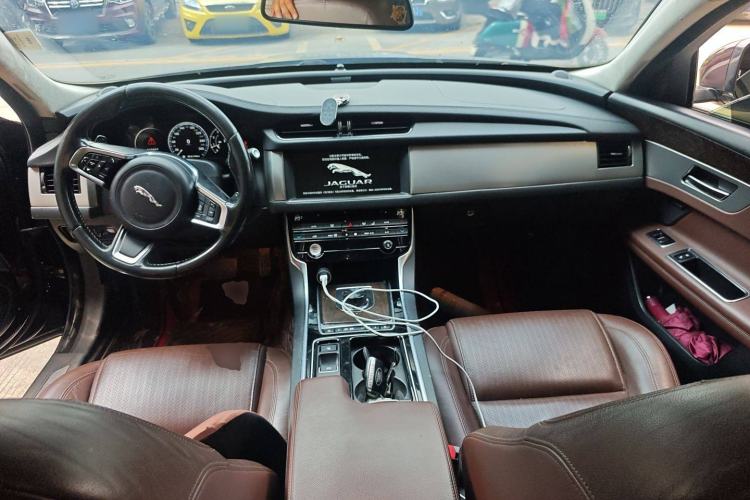 Used Jaguar XFL 2018 XFL 2.0T 250 PS Luxury Edition Center Console