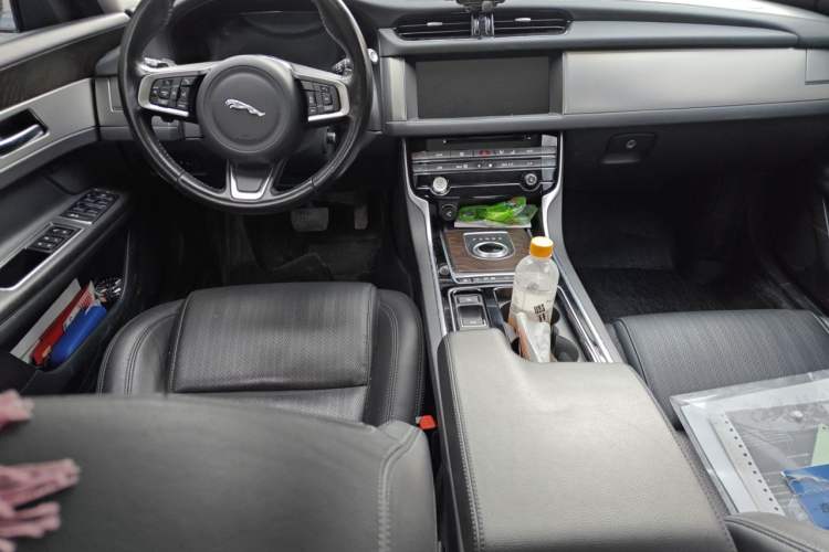 Used Jaguar XFL 2018 XFL 2.0T 250 PS Luxury Edition Center Console
