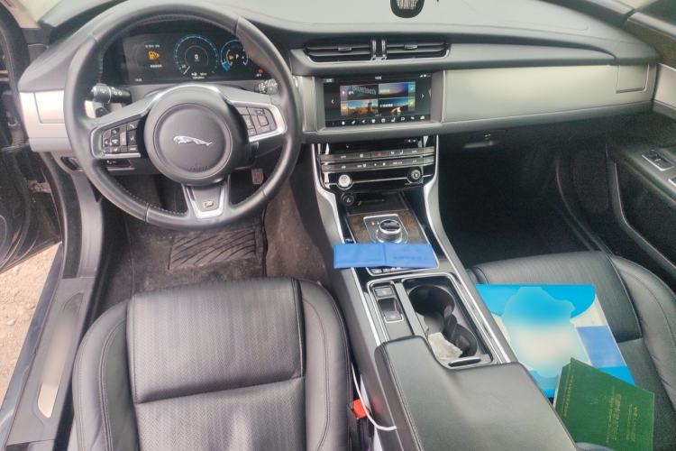 Used Jaguar XFL 2018 XFL 2.0T 250 PS Luxury Edition Center Console