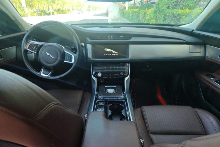 Used Jaguar XFL 2018 XFL 2.0T 250 PS Luxury Edition Center Console