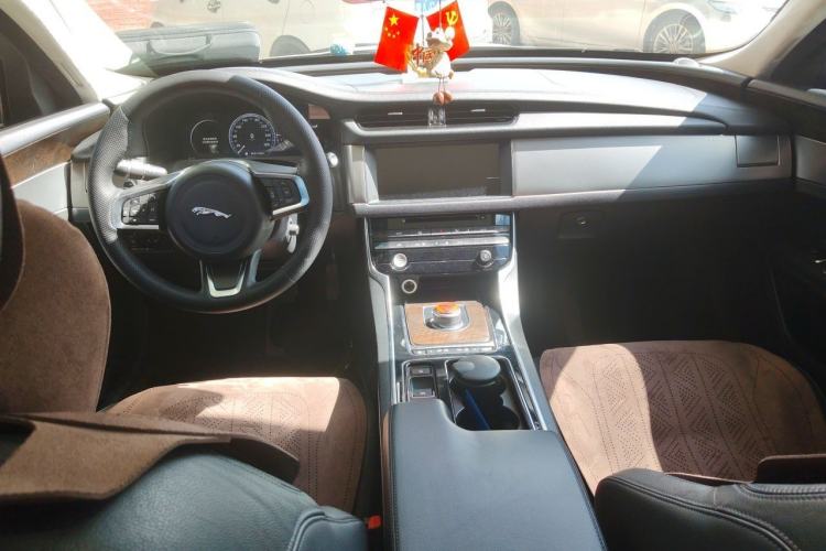 Used Jaguar XFL 2018 XFL 2.0T 250 PS Luxury Edition Center Console