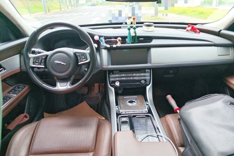 Used Jaguar XFL 2018 XFL 2.0T 250 PS Luxury Edition Center Console