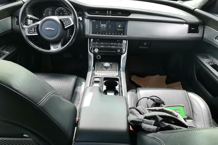 Used Jaguar XFL 2018 XFL 2.0T 250 PS Luxury Edition Center Console