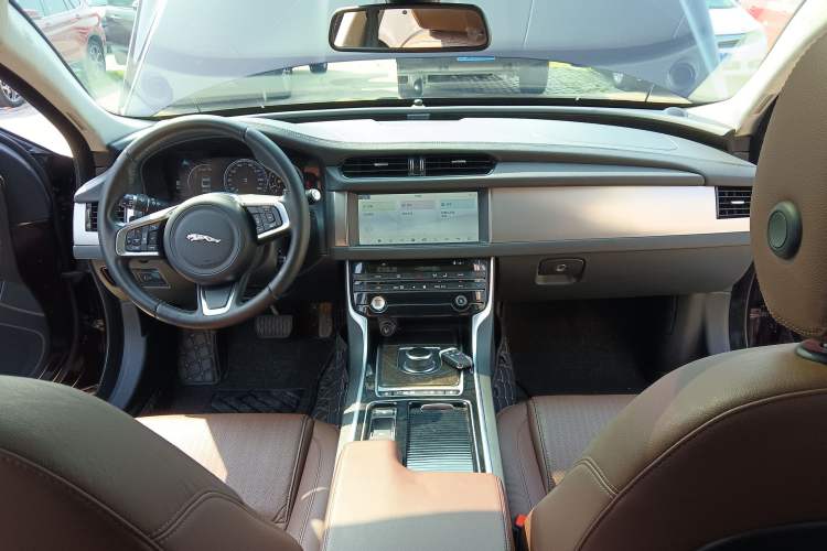 Used Jaguar XFL 2018 XFL 2.0T 250 PS Luxury Edition Center Console