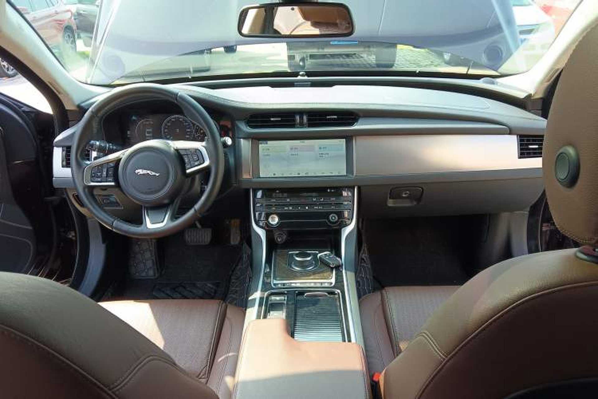 Used Jaguar XFL 2018 XFL 2.0T 250 PS Luxury Edition Center Console
