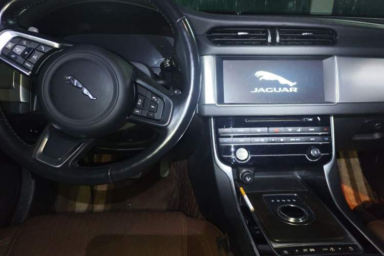 Used Jaguar XFL 2018 XFL 2.0T 250 PS Luxury Edition Center Console