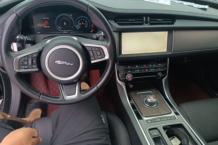 Used Jaguar XFL 2018 XFL 2.0T 250 PS Luxury Edition Center Console