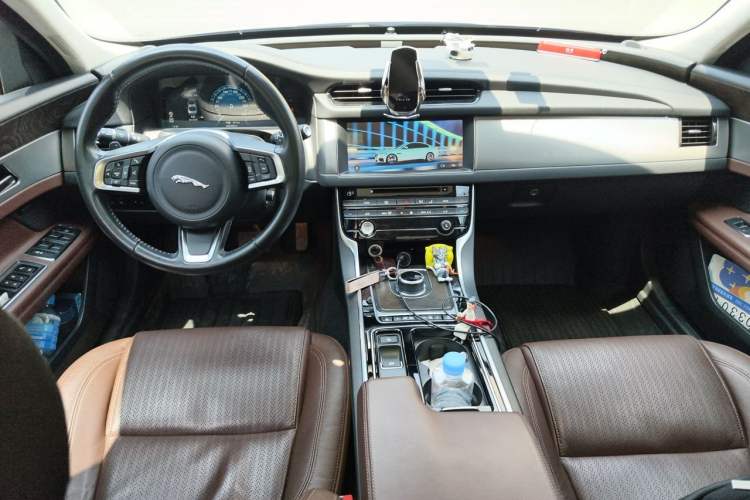 Used Jaguar XFL 2018 XFL 2.0T 250 PS Premium Edition Center Console