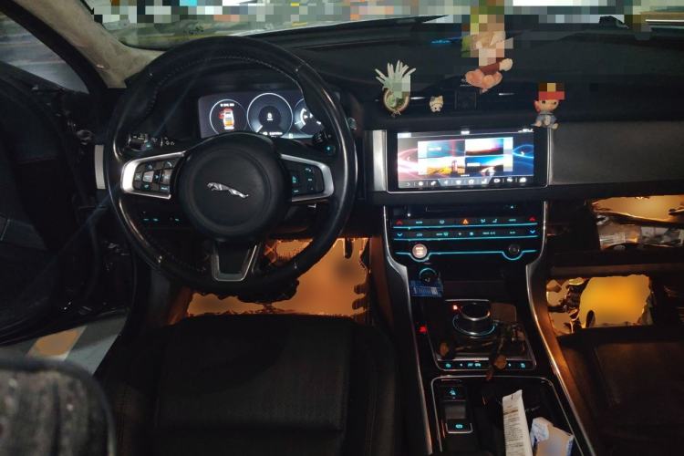 Used Jaguar XFL 2018 XFL 2.0T 250 PS Luxury Edition Center Console