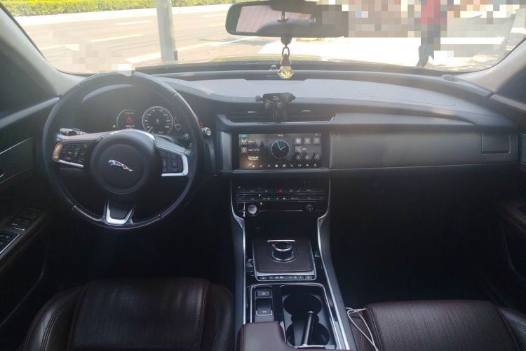 Used Jaguar XFL 2018 XFL 2.0T 250 PS Luxury Edition Center Console