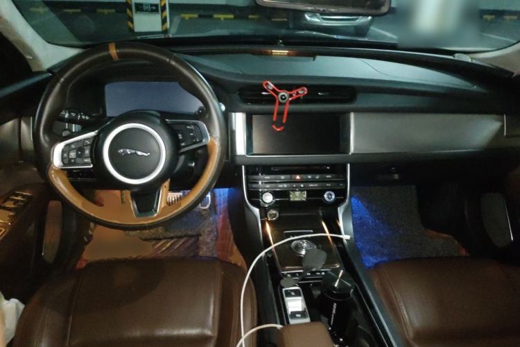 Used Jaguar XFL 2018 XFL 2.0T 250 PS Luxury Edition Center Console