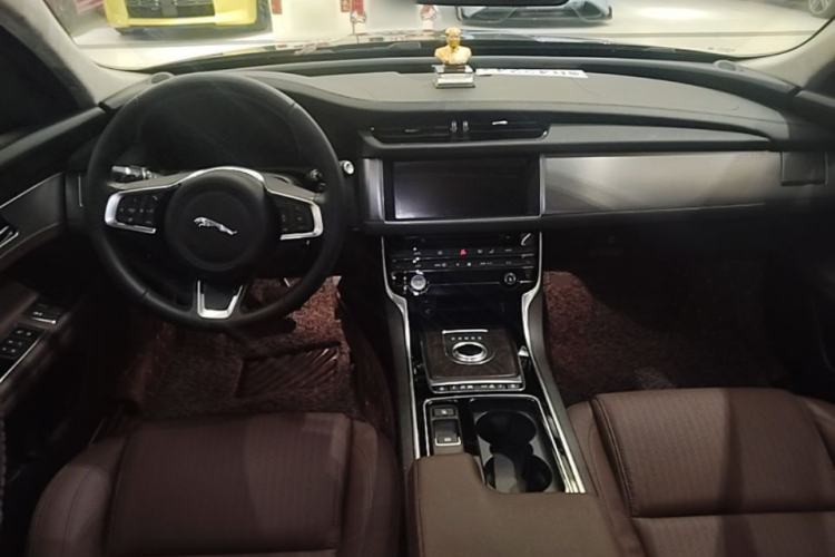 Used Jaguar XFL 2018 XFL 2.0T 250 PS Luxury Edition Center Console