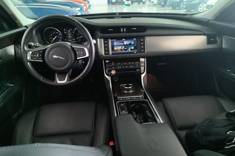 Used Jaguar XFL 2018 XFL 2.0T 200PS Elite Edition Center Console
