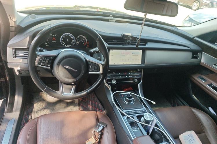 Used Jaguar XFL 2018 XFL 2.0T 250 PS Luxury Edition Center Console