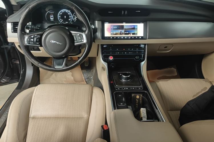 Used Jaguar XFL 2018 XFL 2.0T 250 PS Luxury Edition Center Console