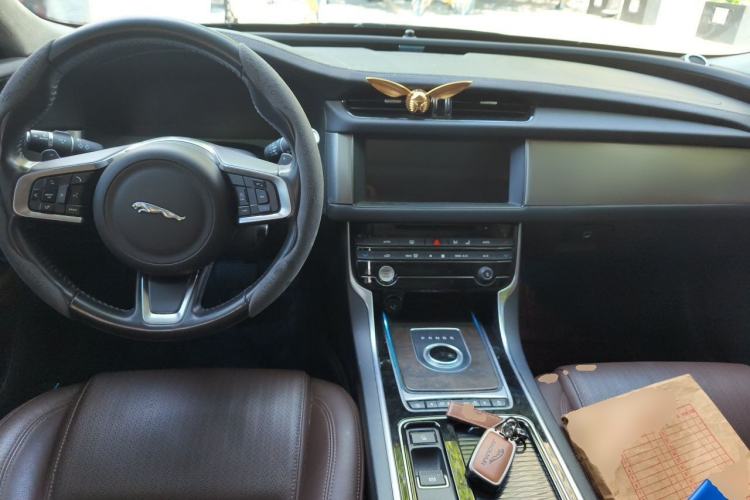 Used Jaguar XFL 2018 XFL 2.0T 250 PS Luxury Edition Center Console