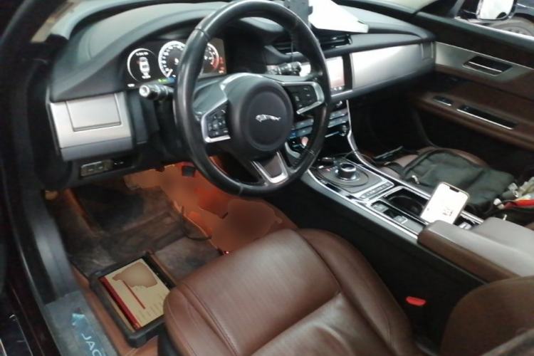 Used Jaguar XFL 2018 XFL 2.0T 250 PS Luxury Edition Center Console