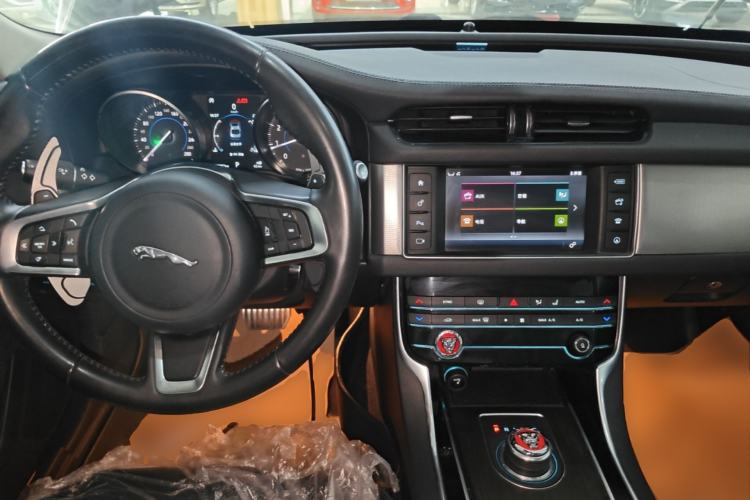Used Jaguar XFL 2018 XFL 2.0T 200PS Elite Edition Center Console