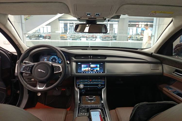 Used Jaguar XFL 2018 XFL 2.0T 250 PS Luxury Edition Center Console